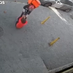 Criminoso disfarçado de entregador assalta mulher no Humaitá; veja o vídeo