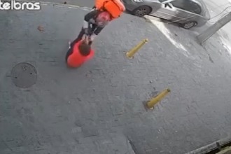 Criminoso disfarçado de entregador assalta mulher no Humaitá; veja o vídeo