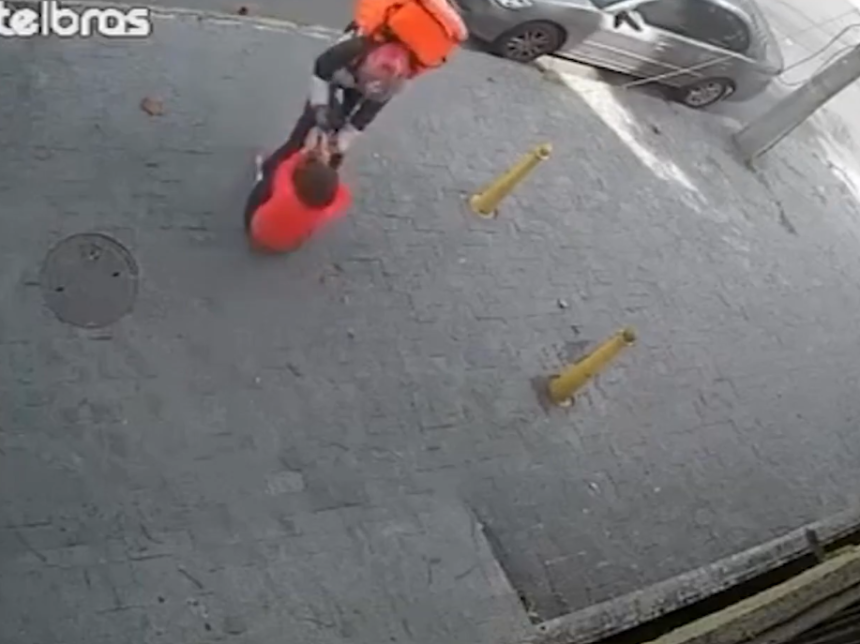 Criminoso disfarçado de entregador assalta mulher no Humaitá; veja o vídeo