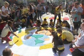 Tradição e fé: tapetes de sal coloridos tomam ruas do estado no Corpus Christi