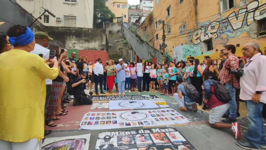 Ato por jovem morto em operação termina em mais violência no Catete