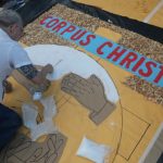 Fiel prepara o tapete de sal para celebrar o Dia de Corpus Christi no Rio: prefeito Eduardo Paes (PSD) decreta ponto facultativo nas repartições públicas nos dias 19 e 20 de junho