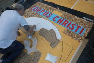 Fiel prepara o tapete de sal para celebrar o Dia de Corpus Christi no Rio: prefeito Eduardo Paes (PSD) decreta ponto facultativo nas repartições públicas nos dias 19 e 20 de junho