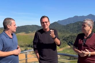 O prefeito Eduardo Paes (PSD) e os irmãos Washington e Rosenverg Reis em Caxias: vídeo publicado nas redes irritou os aliados de Bacellar