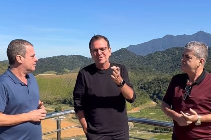 O prefeito Eduardo Paes (PSD) e os irmãos Washington e Rosenverg Reis em Caxias: vídeo publicado nas redes irritou os aliados de Bacellar