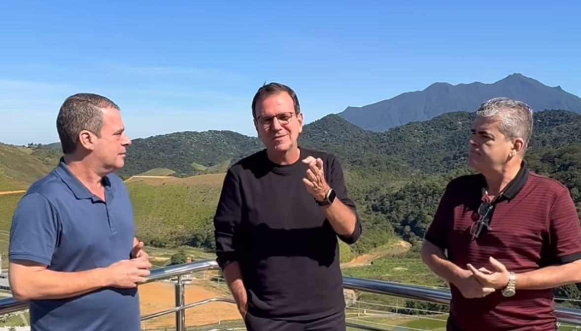 O prefeito Eduardo Paes (PSD) e os irmãos Washington e Rosenverg Reis em Caxias: vídeo publicado nas redes irritou os aliados de Bacellar