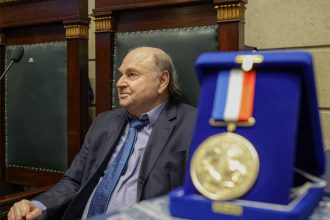 Com Câmara lotada, Cesar Maia é homenageado pelos 80 anos e trajetória política