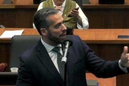 O novo líder do governo Cláudio Castro na Assembleia Legislativa, Rodrigo Amorim (União), foi um dos três integrantes da tropa de choque de Bacellar e Castro a pregarem, ao microfone da Assembleia, que é hora de "riscar o chão"