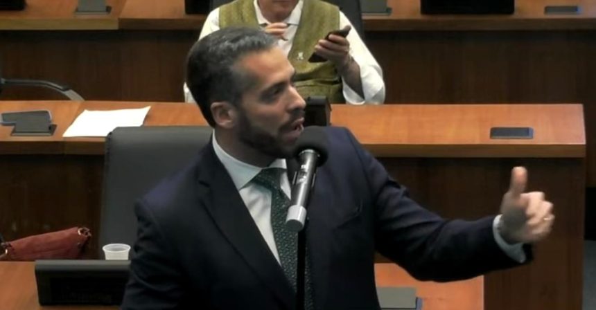 O novo líder do governo Cláudio Castro na Assembleia Legislativa, Rodrigo Amorim (União), foi um dos três integrantes da tropa de choque de Bacellar e Castro a pregarem, ao microfone da Assembleia, que é hora de "riscar o chão"