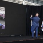 O presidente do CREA-RJ, Miguel Fernández, faz uma selfie com a plateia do CREA AQUI para demonstrar a eficácia do novo app CREA -RJ on-line