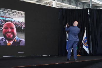 O presidente do CREA-RJ, Miguel Fernández, faz uma selfie com a plateia do CREA AQUI para demonstrar a eficácia do novo app CREA -RJ on-line