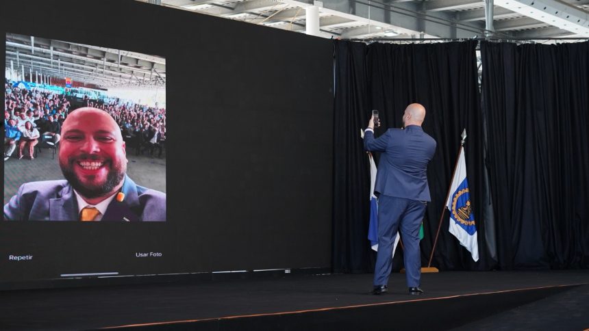 O presidente do CREA-RJ, Miguel Fernández, faz uma selfie com a plateia do CREA AQUI para demonstrar a eficácia do novo app CREA -RJ on-line