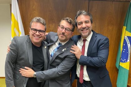 O ex-prefeito de Mesquita, Jorge Miranda (à direita), com o secretário de Saúde de Eduardo Paes, Daniel Soranz, e seu irmão, o deputado estadual Renato Miranda (PL): nome defendido para vice do prefeito do Rio