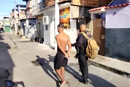 Polícia prende 20 em megaoperação no Complexo de Israel e apreende arsenal