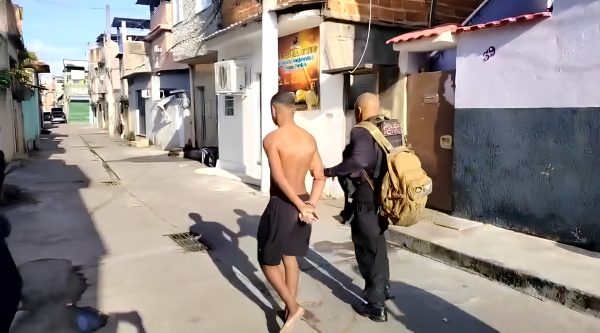 Polícia prende 20 em megaoperação no Complexo de Israel e apreende arsenal