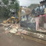 Seop derruba 10 construções irregulares em faixa de proteção na Zona Oeste