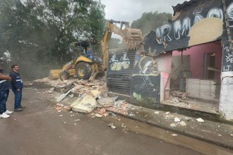Seop derruba 10 construções irregulares em faixa de proteção na Zona Oeste