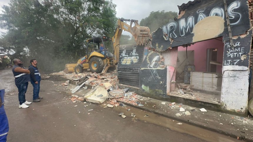 Seop derruba 10 construções irregulares em faixa de proteção na Zona Oeste