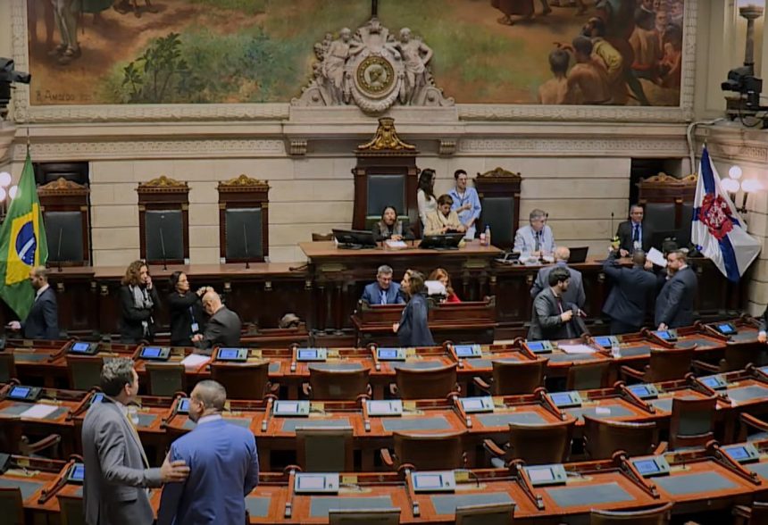 Ressaca pós-Guarda: sem quórum, sessão da Câmara cai com menos de 10 minutos