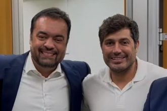 O deputado federal Luciano Vieira com o governador Cláudio Castro: deputados da base acusam o moço de manter um pé também na canoa de Eduardo Paes