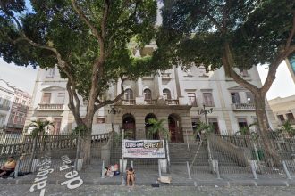 Reforma da Fachada do Instituto de Filosofia da UFRJ, feita pela prefeitura, convive com atrasos e custos crescentes
