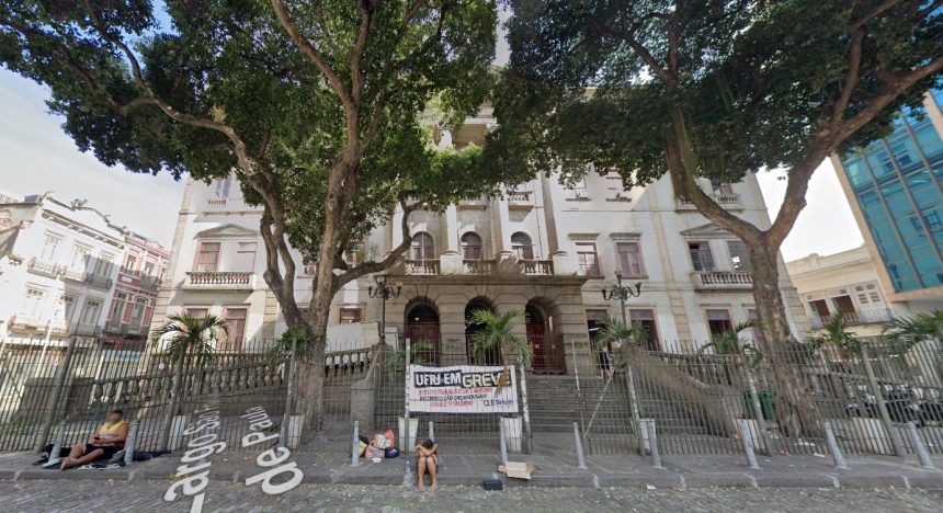 Reforma da Fachada do Instituto de Filosofia da UFRJ, feita pela prefeitura, convive com atrasos e custos crescentes