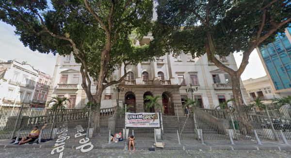 Reforma da Fachada do Instituto de Filosofia da UFRJ, feita pela prefeitura, convive com atrasos e custos crescentes