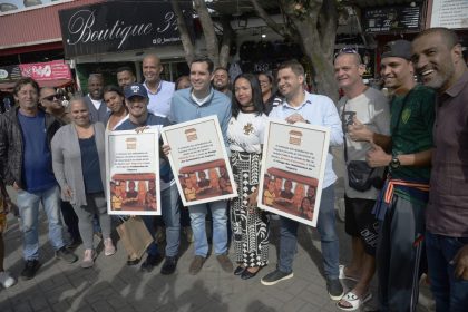 Prefeitura entrega 140 licenças e amplia ordenamento de ambulantes na Taquara