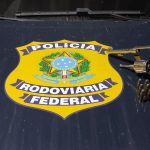 PRF prende dupla com carro roubado na BR101, em Campos