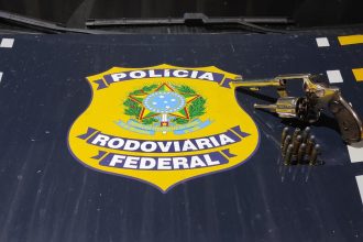 PRF prende dupla com carro roubado na BR101, em Campos