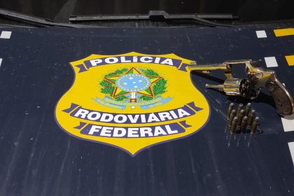 PRF prende dupla com carro roubado na BR101, em Campos