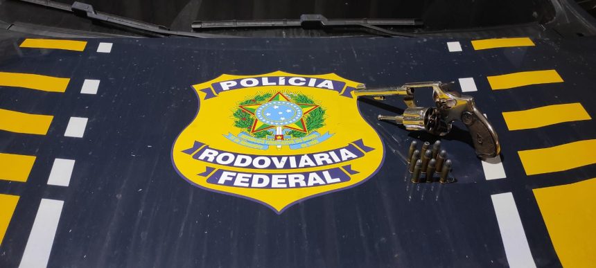 PRF prende dupla com carro roubado na BR101, em Campos