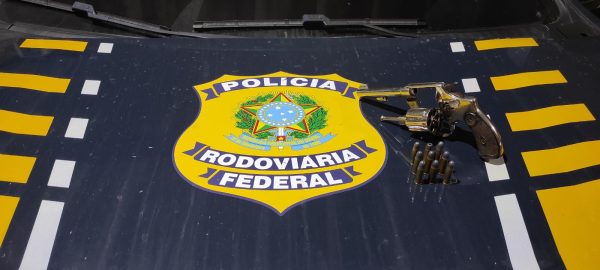 PRF prende dupla com carro roubado na BR101, em Campos