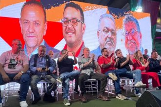 No palanque de Edinho, o prefeito Washington Quaquá, e o ex, Fabiano Horta, juntinhos e misturados: a paz reina em Maricá