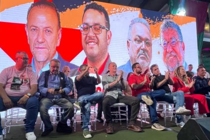 No palanque de Edinho, o prefeito Washington Quaquá, e o ex, Fabiano Horta, juntinhos e misturados: a paz reina em Maricá