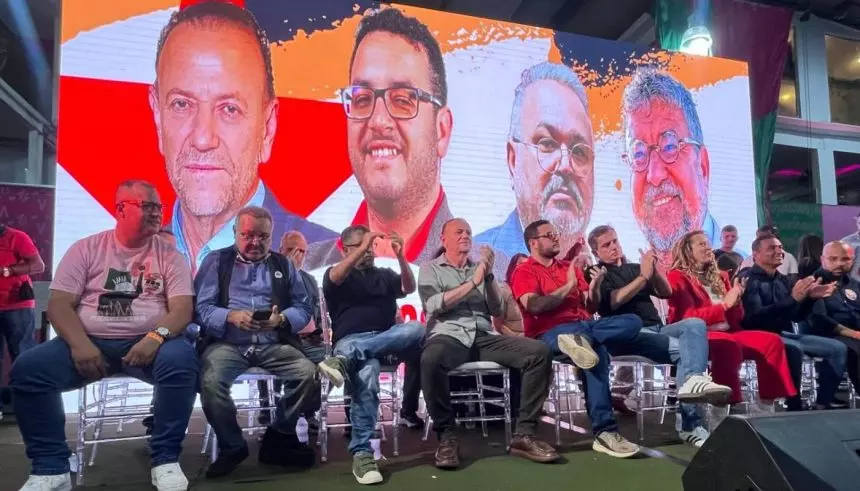 No palanque de Edinho, o prefeito Washington Quaquá, e o ex, Fabiano Horta, juntinhos e misturados: a paz reina em Maricá