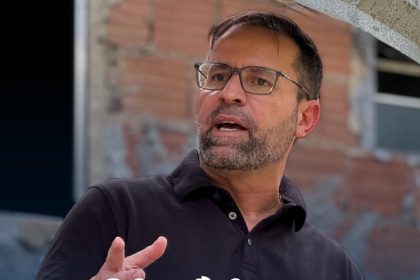 Vitor Hugo, o vereador autor da rejeitada proposta de criação do Dia da Cegonha Reborn, teve um projeto sobre saúde mental sancionado pelo prefeito Eduardo Paes: tratamento respeitoso, desta vez
