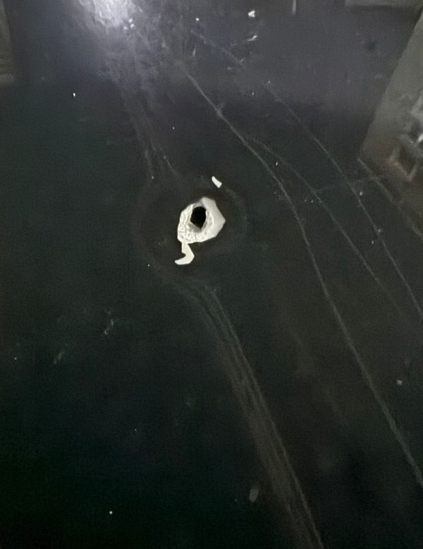 Carro de vereador é atingido por tiro durante ação de restauração de energia na Zona Oeste 63 Carro de vereador é atingido por tiro durante ação de restauração de energia na Zona Oeste