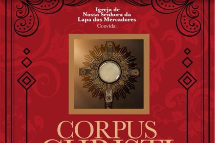 O cartaz da missa solene na Igreja de Nossa Senhora da Lapa dos Mercadores, no Centro do Rio