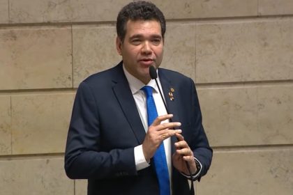Treta Paes vs Bacellar sai das redes sociais e ganha a Cinelândia