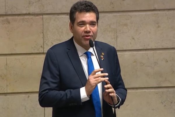 Treta Paes vs Bacellar sai das redes sociais e ganha a Cinelândia