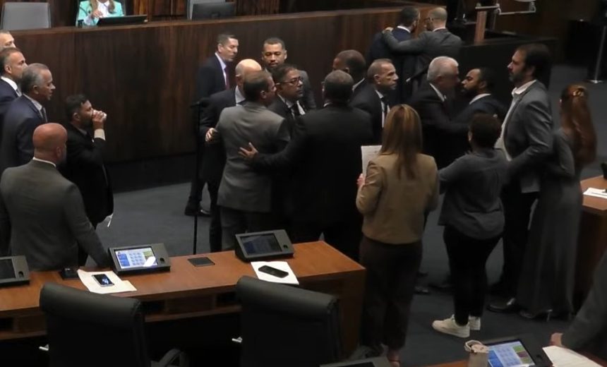 Deputados quase saem no tapa durante sessão ordinária da Alerj