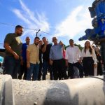 O governador em exercício, Rodrigo Bacellar (União), visita, ao lado do secretário estadual das Cidades, Douglas Ruas, e do prefeito Capitão Nelson (PL), as obras do Muvi, em São Gonçalo