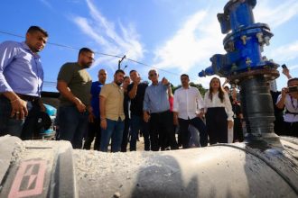 O governador em exercício, Rodrigo Bacellar (União), visita, ao lado do secretário estadual das Cidades, Douglas Ruas, e do prefeito Capitão Nelson (PL), as obras do Muvi, em São Gonçalo