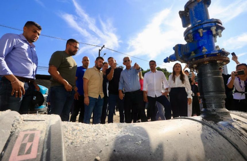 O governador em exercício, Rodrigo Bacellar (União), visita, ao lado do secretário estadual das Cidades, Douglas Ruas, e do prefeito Capitão Nelson (PL), as obras do Muvi, em São Gonçalo