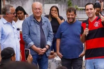 Clerton Castro (o segundo à esquerda), pai do governador Cláudio Castro, disse que esteve com Cavaliere por apoiar a candidatura do filho ao Senado