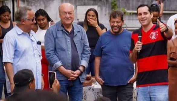 Clerton Castro (o segundo à esquerda), pai do governador Cláudio Castro, disse que esteve com Cavaliere por apoiar a candidatura do filho ao Senado