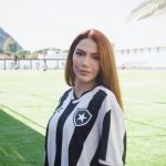 Deputada, influencer e botafoguense: Sarah Poncio tieta Jairzinho em General Severiano