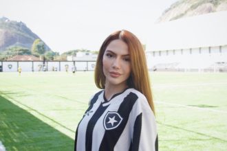 Deputada, influencer e botafoguense: Sarah Poncio tieta Jairzinho em General Severiano