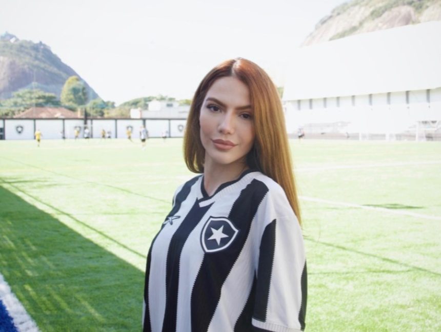 Deputada, influencer e botafoguense: Sarah Poncio tieta Jairzinho em General Severiano